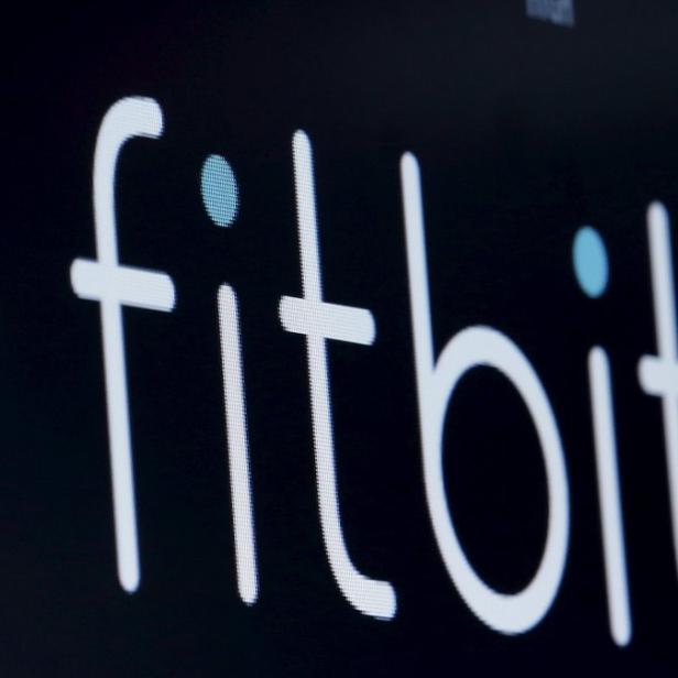 Das Fitbit-Logo auf einem dunklen Bildschirm.