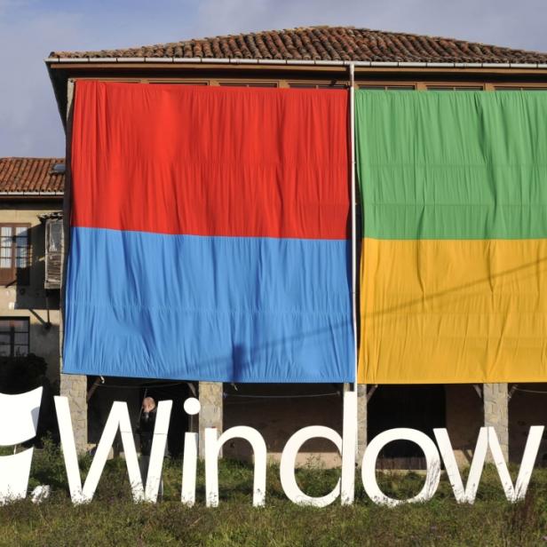 Das Windows-Logo hängt an einem Gebäude, um Windows 7 zu bewerben.