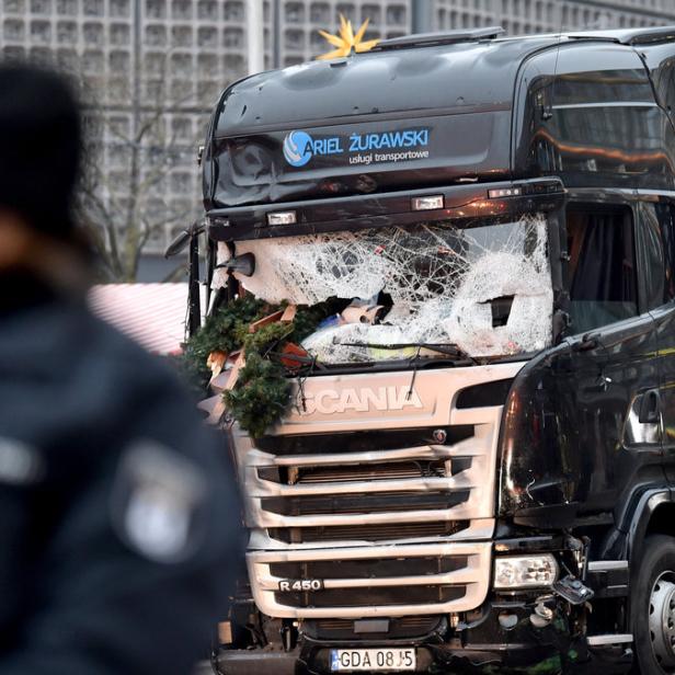 Der völlig zerstörte Lkw nach dem Anschlag.