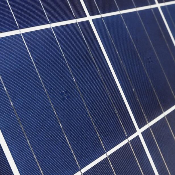 Nahaufnahme eines blauen Solarpanels mit weißen Linien.
