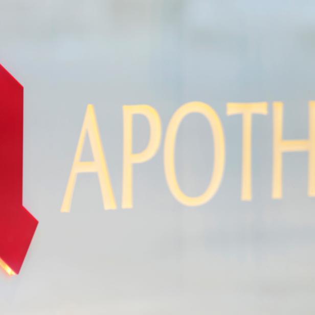 Das grüne und rote Apotheken-Symbol vor dem Schriftzug „Apotheke“.