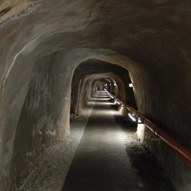 Ein Lift führt vom Zugangsgebäude 30 Meter in die Tiefe. Dort eröffnet sich ein langer Gang im Fels.