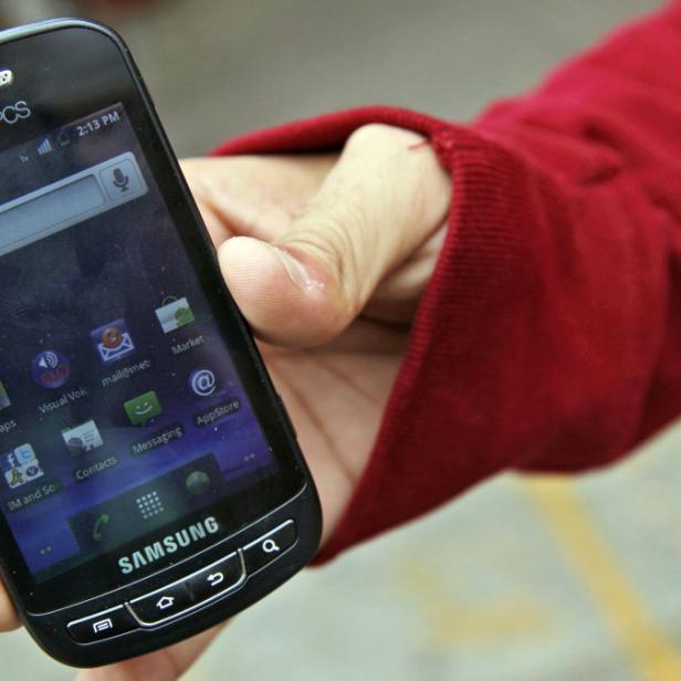 Eine Person hält ein Samsung Smartphone von MetroPCS in der Hand.
