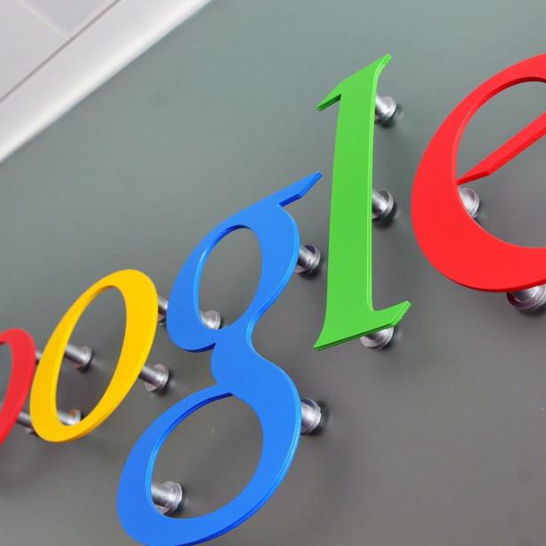 Das farbenfrohe Google-Logo an einer Wand.