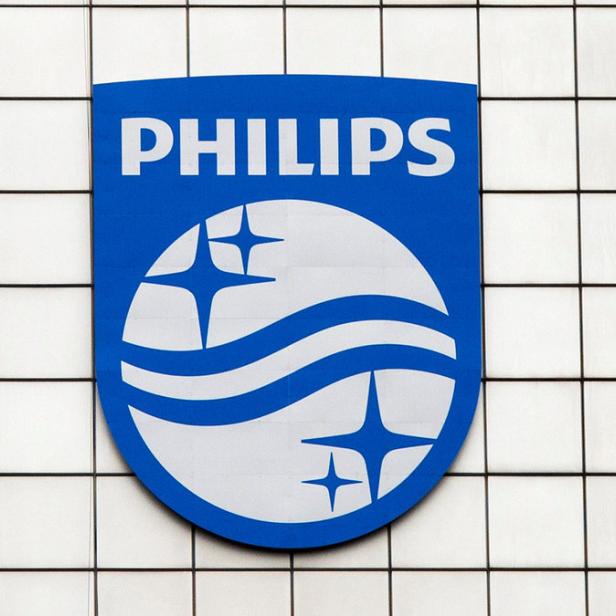 Das Philips-Logo an der Fassade eines Gebäudes.