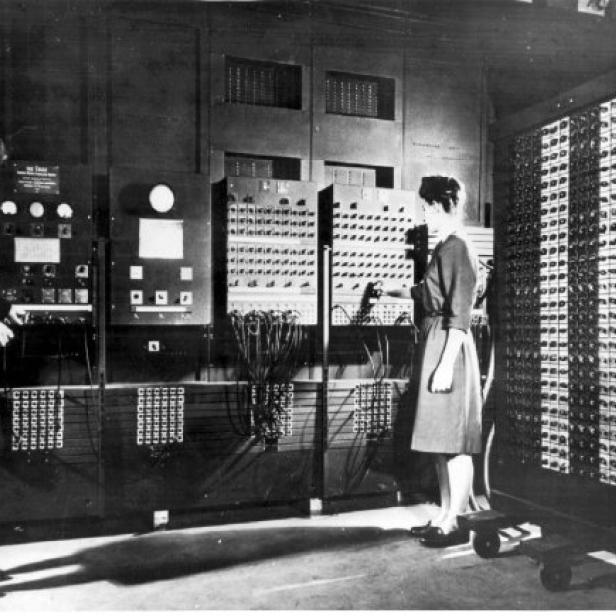 Zwei Programmiererinnen mit ENIAC