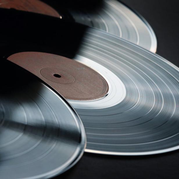 Mehrere Schallplatten liegen übereinander.