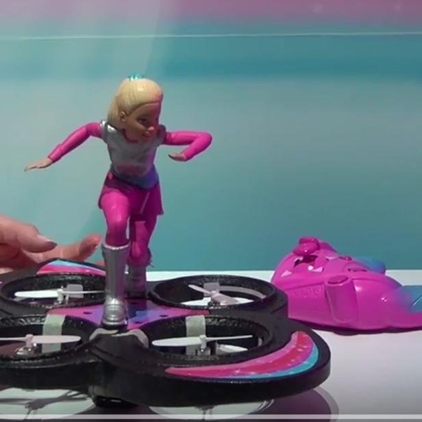 Die Barbie schwebt künftig auf einer fliegenden Hoverboard-Drohne. Ab Herbst gibt es dieses Accessoire zu kaufen.