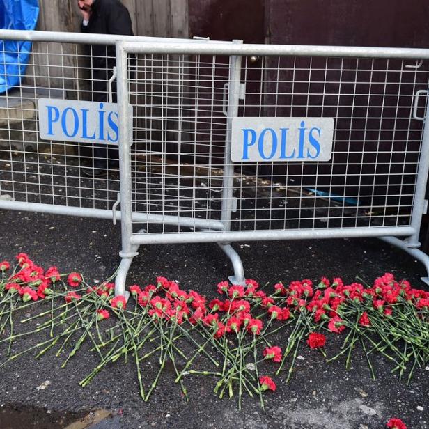 Blumen vor dem Reina-Club in Istanbul.