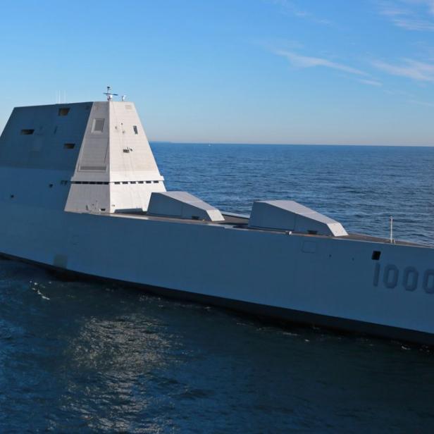 Der erste der drei Zerstörer der Zumwalt-Klasse bei einer Testfahrt im Dezember 2015