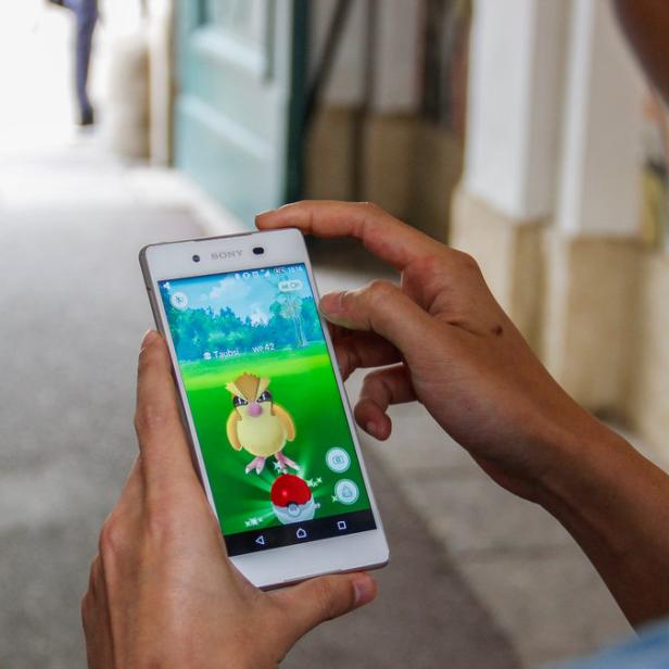 Reportage über das derzeitige Pokemon Fieber. Seit kurzem gibt es eine neue App: Pokémon Go. 2 Spieler (Eo Lin und Florian Fischer) gehen durch die Stadt auf Pokémon Fang. Über GPS wird der Standort ermittelt und auf der Karte wird gezeigt, wo sich in der Nähe Pokémon befinden. Wien am 13.07.2016.