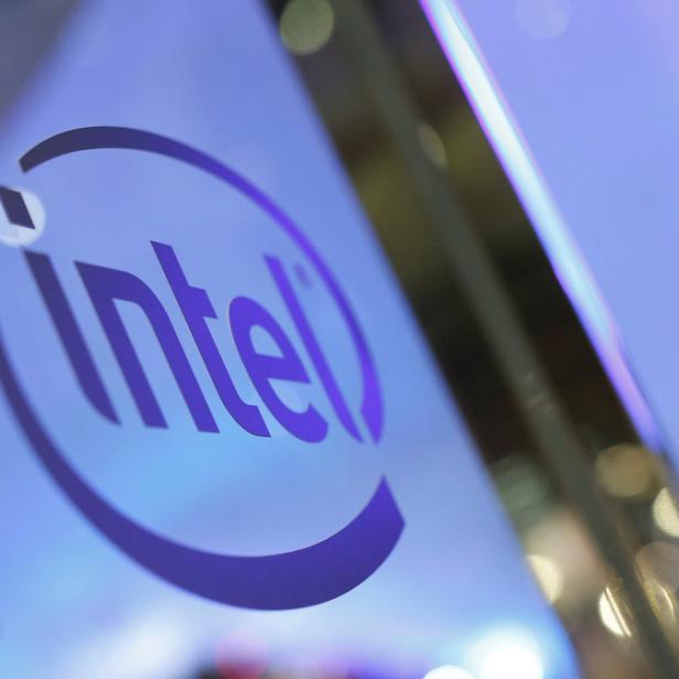Das Intel-Logo auf einer Glastür.