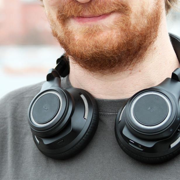 Durch die Trageerkennung pausieren die Plantronics BackBeat Pro automatisch die Wiedergabe, wenn sie sich um den Hals statt auf dem Kopf befinden