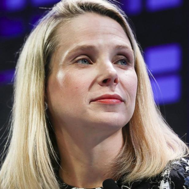 Marissa Mayer, ehemalige CEO von Yahoo!, blickt nachdenklich zur Seite.