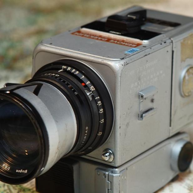 Eine alte Hasselblad-Kamera mit einem Biogon 1:5,6 f=60mm Objektiv liegt auf einer Landkarte.