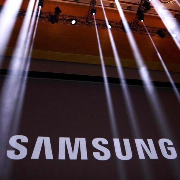 Das Samsung-Logo wird von Scheinwerfern auf einer Veranstaltung beleuchtet.