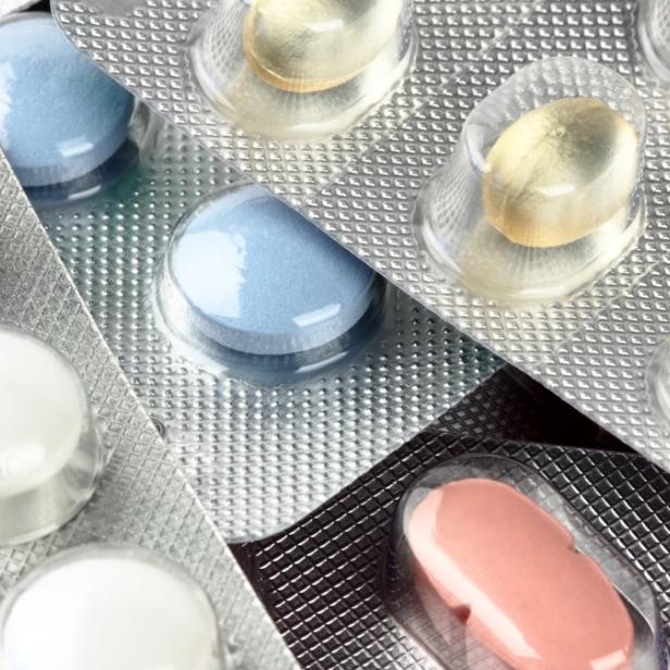 Mehrfarbige Tabletten in Blisterverpackungen.