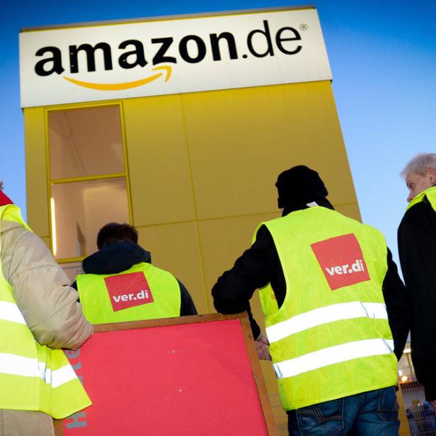 Streikende der Gewerkschaft Verdi stehen vor einem Amazon-Verteilzentrum.
