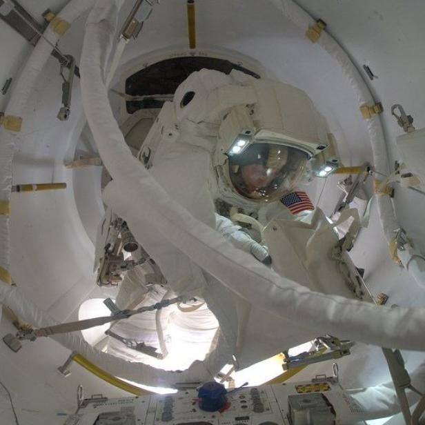 Astronautin Peggy Whitson in der Luftschleuse der Internationalen Raumstation ISS.