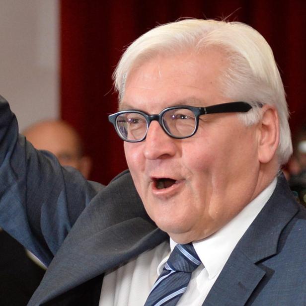 Frank-Walter Steinmeier gestikuliert mit erhobenem Arm.