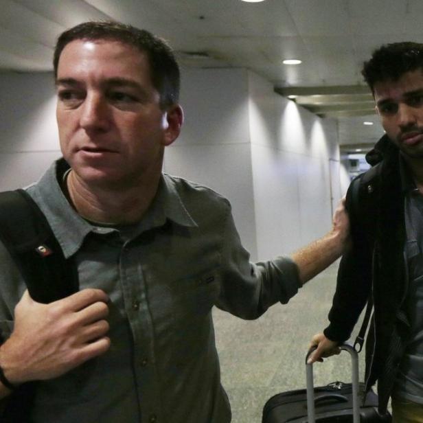 Glenn Greenwald begleitet David Miranda am Flughafen.