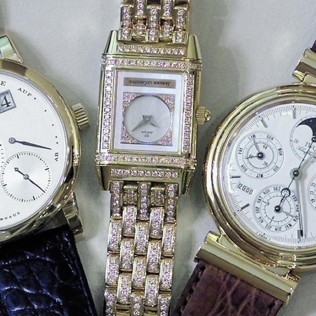 Drei goldene Uhren der Marken A. Lange & Söhne, Jaeger-LeCoultre und IWC nebeneinander.
