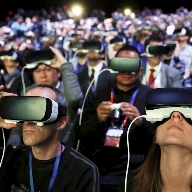 Eine große Gruppe von Menschen trägt VR-Headsets.