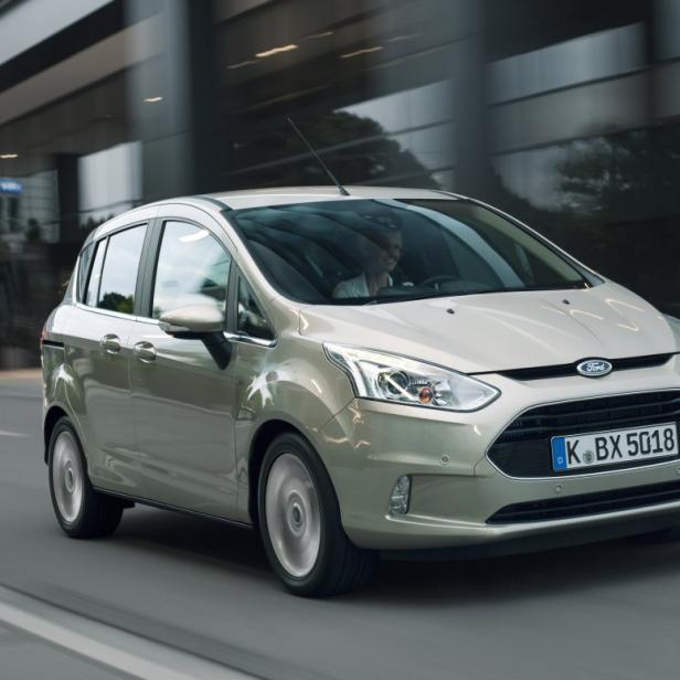 Ein goldfarbener Ford B-Max fährt auf einer Straße.