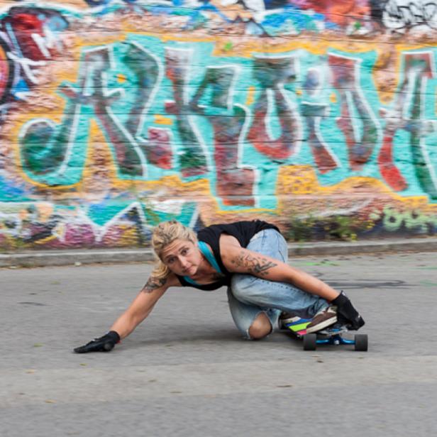 Melanie Ruff mit einem ihrer Longboards