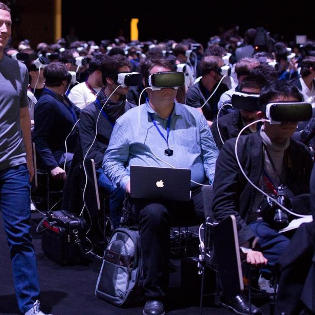 Mark Zuckerberg schreitet unbemerkt und hämisch grinsend an den den Besuchern von Samsungs Unpacked-Event vorbei - Gear VR machts möglich