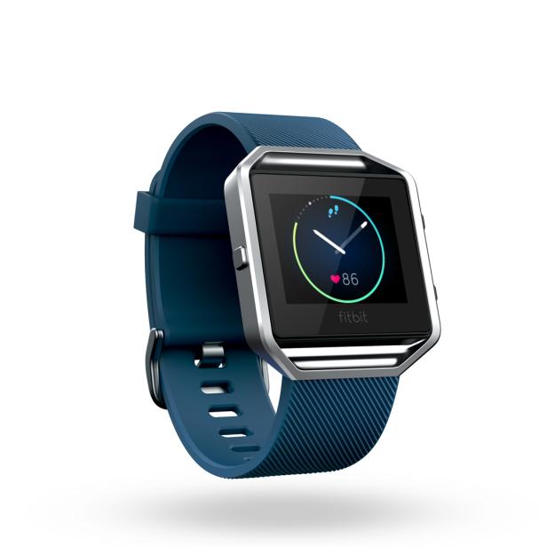 Eine blaue Fitbit-Smartwatch mit silbernem Rahmen auf einem weißen Hintergrund.