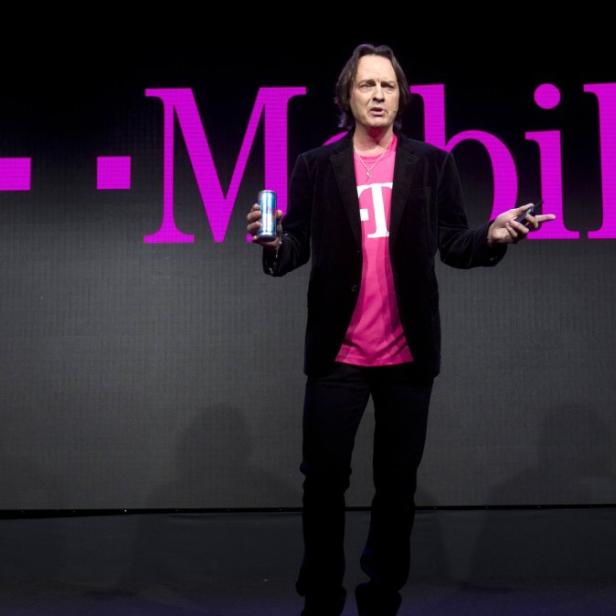 T-Mobile CEO John Legere ist für seine exzentrischen Auftritte bekannt, zudem hält er sich nicht mit Kritik an der Konkurrenz zurück