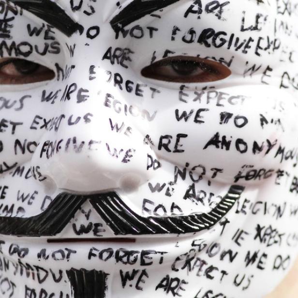 Demonstrant mit Anonymous-Maske