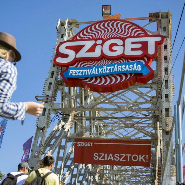 epa03814080 The first guests arrive on Shipyard Island, the venue of the 21st Sziget Island Festival on the Shipyard Island in Northern Budapest, Hungary, 05 August 2013. Sziget Festival is one of the biggest cultural events of Europe offering art exhibitions, theatrical and circus performances and above all music concerts by nearly 300 performers, 150 of them from abroad. EPA/Balazs Mohai HUNGARY OUT