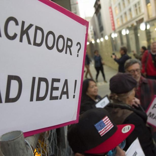 Demonstranten vor einem Apple Store in San Francisco