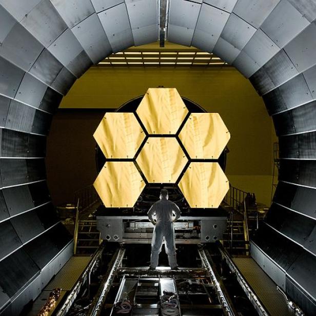 Größenvergleich der Hauptspiegel von Hubble und JWST