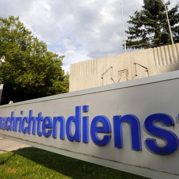 The main entrance of Germany&#039;s intelligence agency Bundesnachrichtendienst (BND) headquarters is pictured in Pullach, about 15 km (9 miles) south of Munich, August 13, 2013. REUTERS/Michael Dalder (GERMANY - Tags: POLITICS MILITARY)