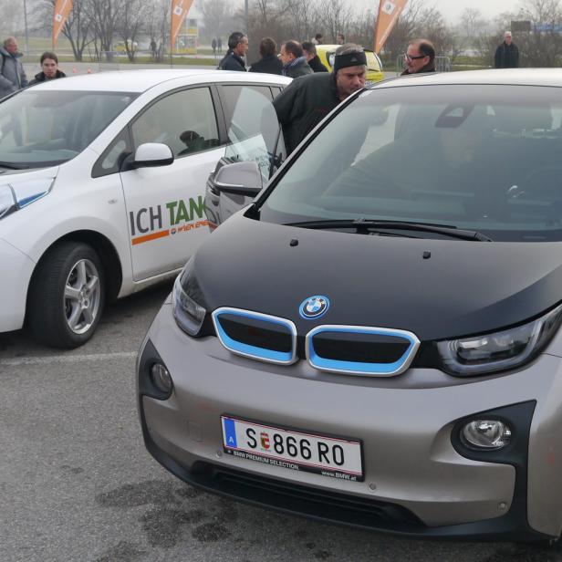 BMW i3 (re.), Nissan Leaf (li.) und eine Menge Elektroautofans am VIP Electric Day