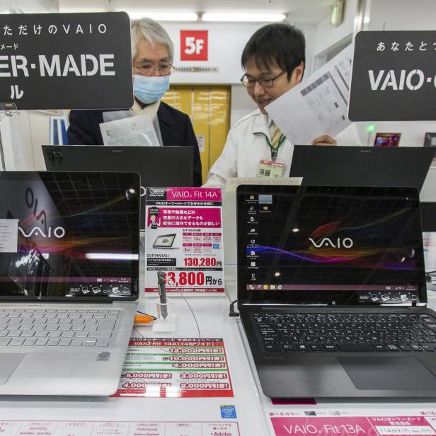 Laptops in einem Elektronikmarkt in Tokio