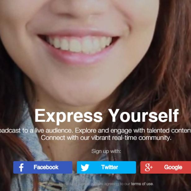 Eine lächelnde Frau vor dem Bildschirm der YouNow-Website.