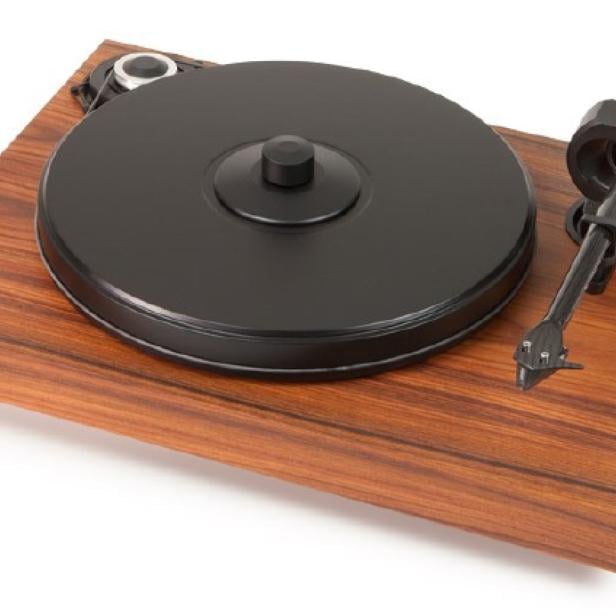 Die neue Plattenspieler-Linie von Pro-Ject Audio soll in dank der verschiedenen Holz-Oberflächen in jedes Wohnzimmer passen.