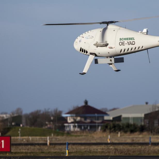 Der Schiebel Camcopter S-100 wurde mit einem Zusatzpaket an der Unterseite ausgestattet, welches das Ausweich-System von NLR enthält