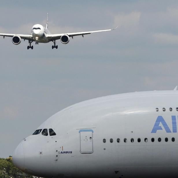 Ein Airbus A380 vor einem landenden Airbus A350 in Farnborough