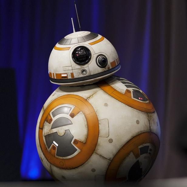 Der Original-BB-8 bei seinem Live-Auftritt dient als Vorbild für den selbstgebauten Mini-BB-8