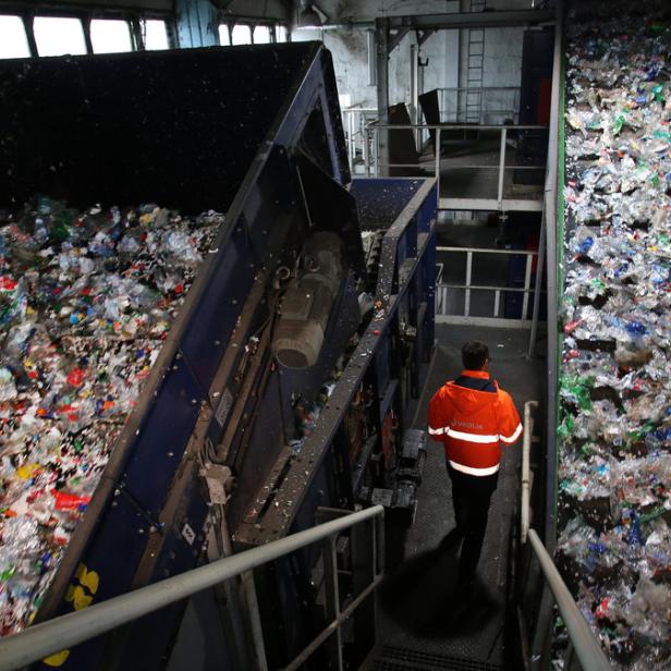 Die Entdeckung der japanischen Wissenschaftler könnte für das Recycling von PET-Flaschen erhebliche Einsparungen bedeuten.