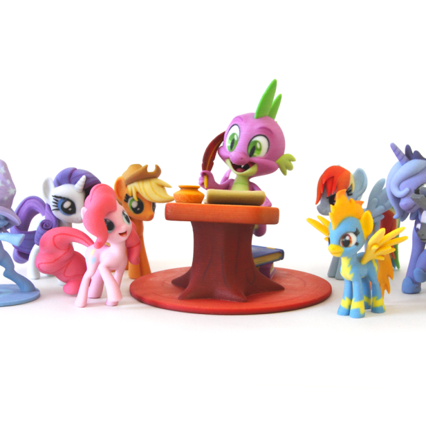 Hasbro bietet Usern die Möglichkeit eigene My Little Pony Figuren zu kreieren und zu verkaufen. Die Figuren werden von Shapeways.com mit 3D-Druckern angefertigt.