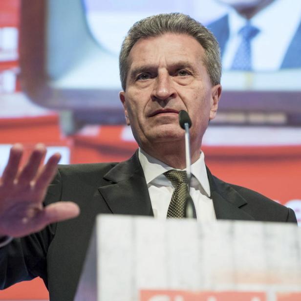 Ein Mann in einem Anzug spricht an einem Rednerpult.