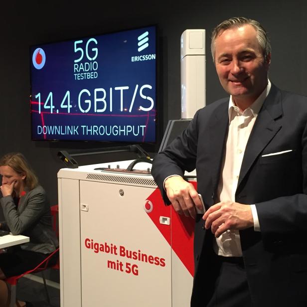 Das Interview mit Hannes Ametsreiter fand auf der CeBIT in Hannover statt. Gemeinsam mit der TU Dresden testet das Mobilfunkunternehmen Vodafone Deutschland ein 5G-Netz mit 15 GBit/s.