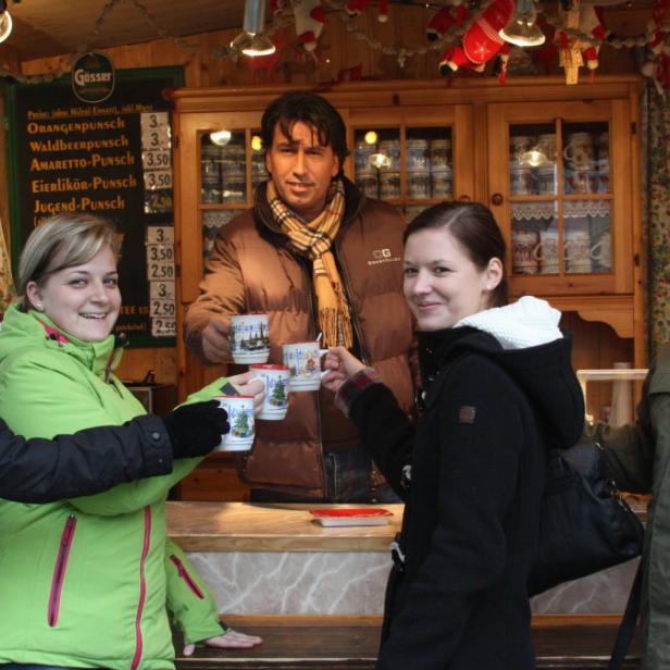 Hoch die Tassen in der Meidlinger Hauptstraße: Der vermutlich stärkste Glühwein der Stadt lässt schnell gute Stimmung aufkommen.
