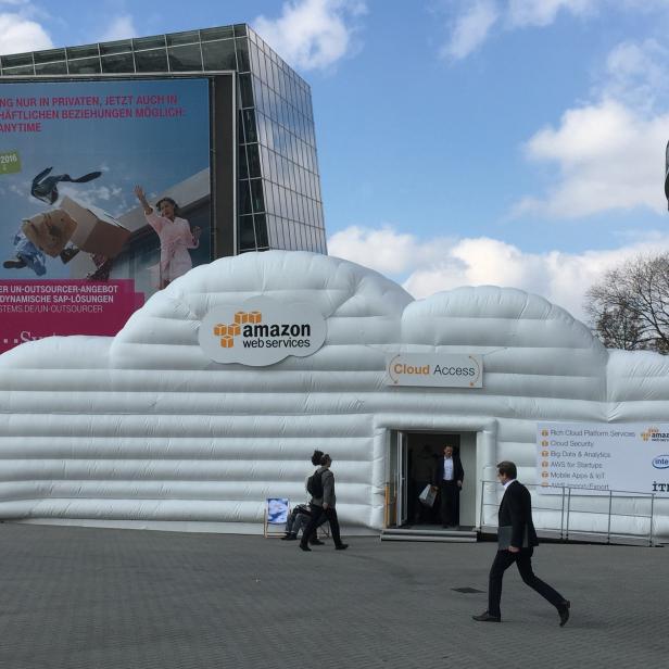 Angriff auf die Amazon-Cloud durch die Deutsche Telekom auf der CeBIT in Hannover.